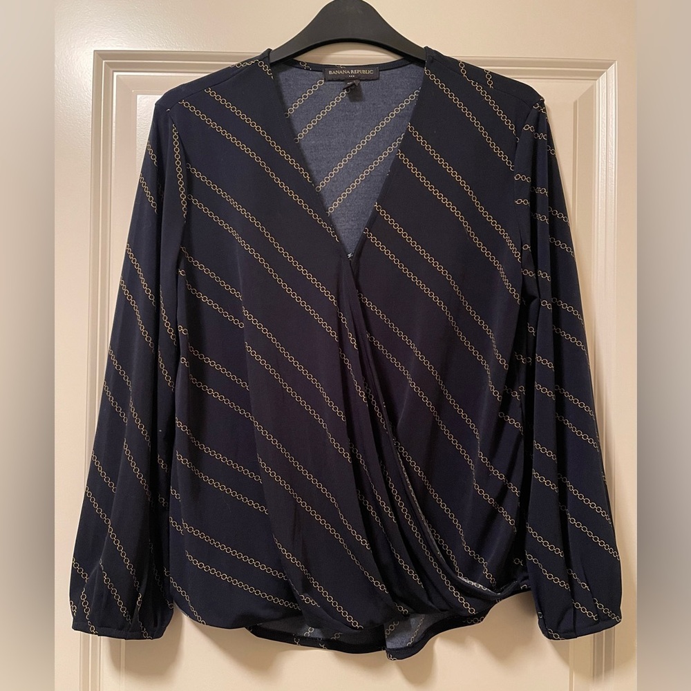 BANANA REPUBLIC FACTORY ✨ Women's Navy / Gold Chain Print Pattern Top XS Petite